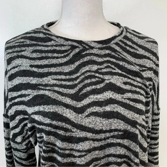 Zara Top Shirt Woman Medium  Zebra Print Boxy Black‎ Gray 3/4 Sleeve Soft Light - Picture 2 of 9